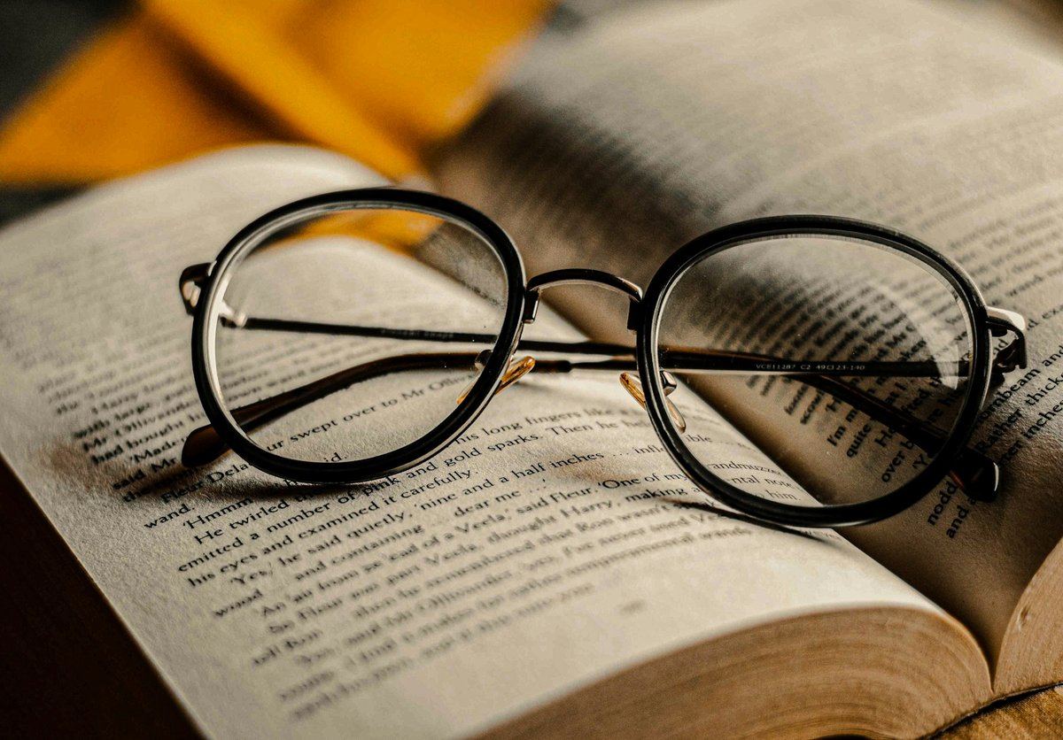 Lunettes rondes posées sur un livre ouvert