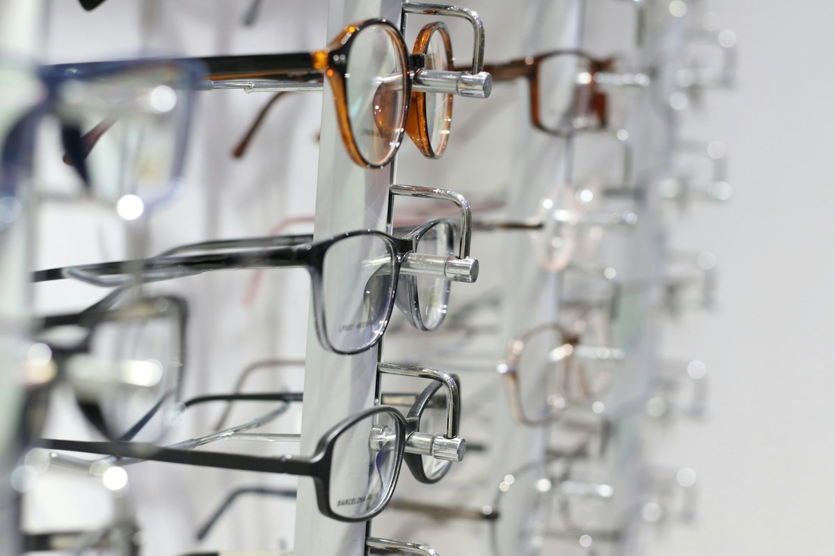 Montures de lunettes alignées sur un présentoir transparent