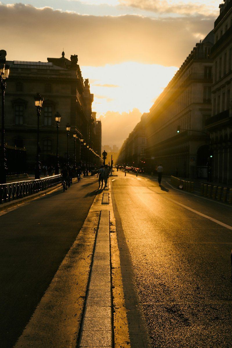 Rue parisienne au soleil couchant, façades à contre-jour